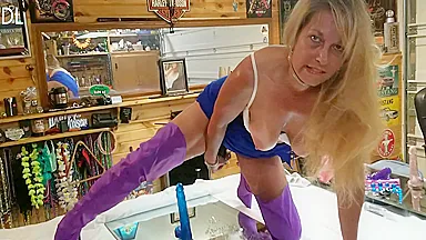 Uses Dildo And Makes A Mess Squirting