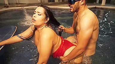 Marido Contrata Instructor De Natacion Para Que Su Esposa Aprenda A Nadar En Piscina Que Le Dio Y Se La Folla