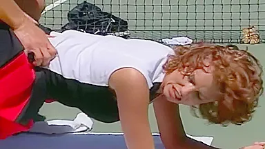 Milf Rossa Succhia Il Cazzo Attraverso Rete Da Tennis